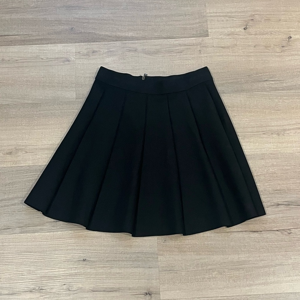 Chic Black Pleated Mini Skirt